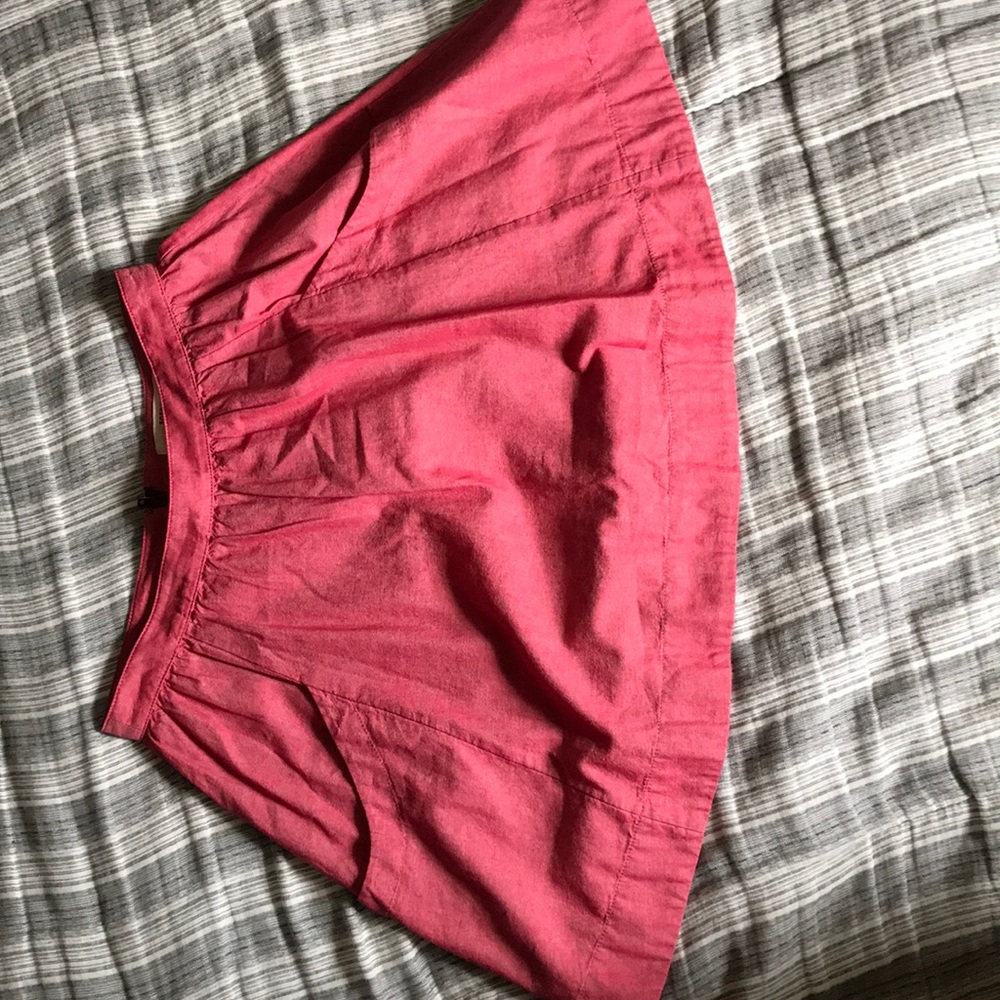 Skirt with back zipper and pockets!